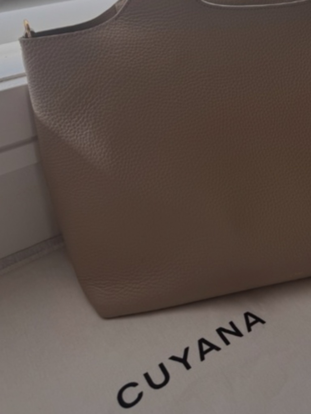 Cuyana System Tote 16-Inch | Stone Pebbled Leather - Picture 7 of 11